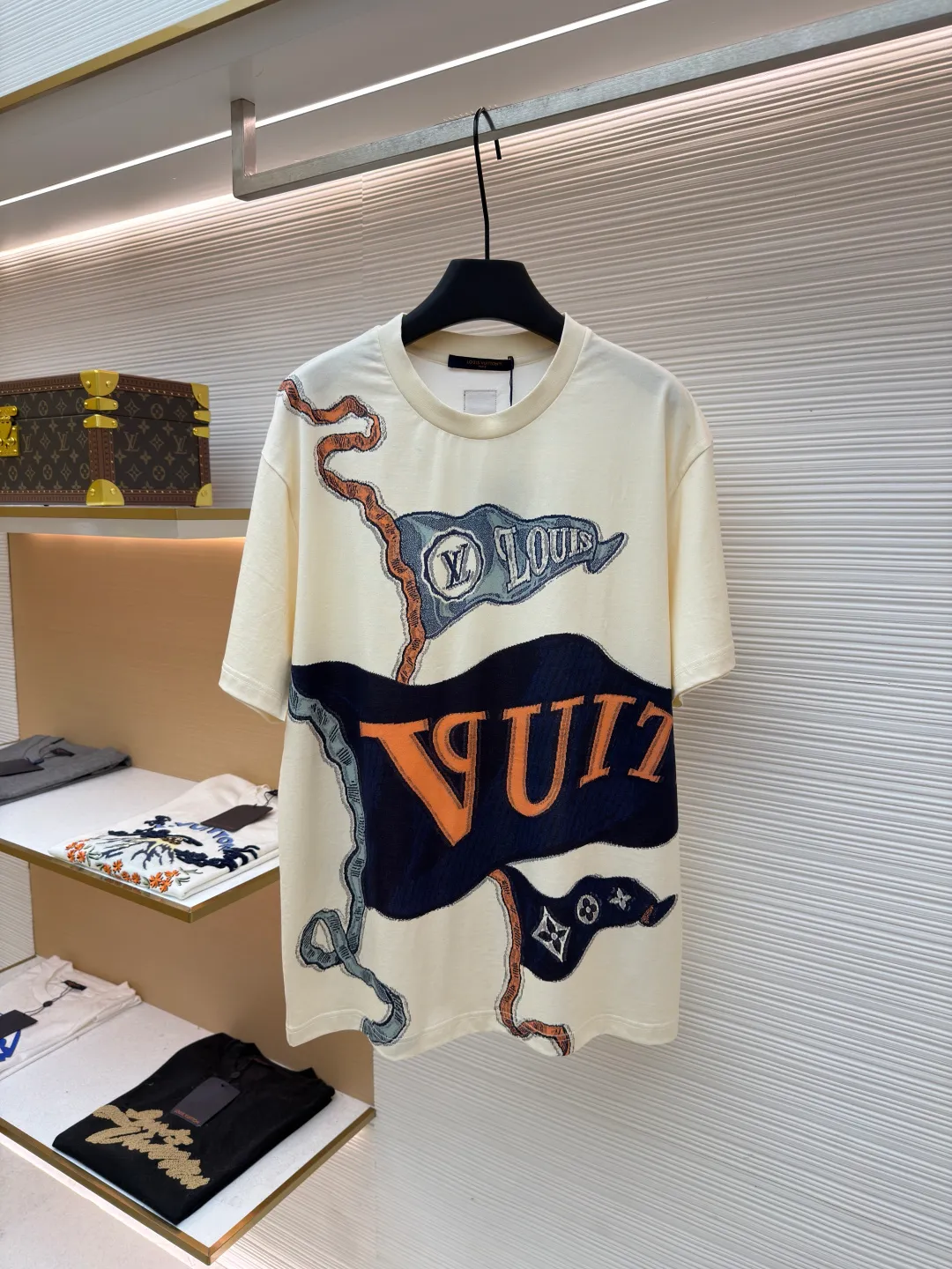 LOUIS VUITTON letter printed short-sleeved T-shirt ●Original version: purchased and developed by 10070 ●Item number: 1680688-A35 ●Fabric: pure cotton double yarn fabric ●Technology: printing production ●Version: fitted version ●Weight: about 205 grams ●Size: XS-S-M-L ●Description: The fabric is made of 220 grams pure cotton double yarn fabric It is soft and skin-friendly, highly breathable, and the positioning cutting process oversizes the loose and large version, making the upper body very slimming. The overall wiring is straight and delicate, the fabric is comfortable and soft, and the color is consistent without color difference. It can be matched with the same style to create a fashionable look and control various occasions. Customized accessories, complete with three standards, same style for men and women!